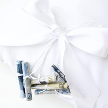 Lade das Bild in den Galerie-Viewer, Geldgeschenk zur Hochzeit für das Brautpaar - personalisiertes Kissen Zarto
