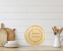 Lade das Bild in den Galerie-Viewer, Schneidebrett Holzbrett Küche rund - mit Gravur &amp; Namen personalisiert - Holz Küchenbrett - Geschenk für Hobbyköche zarto
